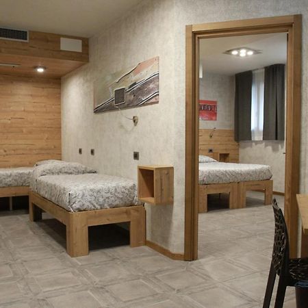 Hotel Bed & Rooms , Corte Rossa -1 Min Walk To Bernina Express Tirano Exterior foto